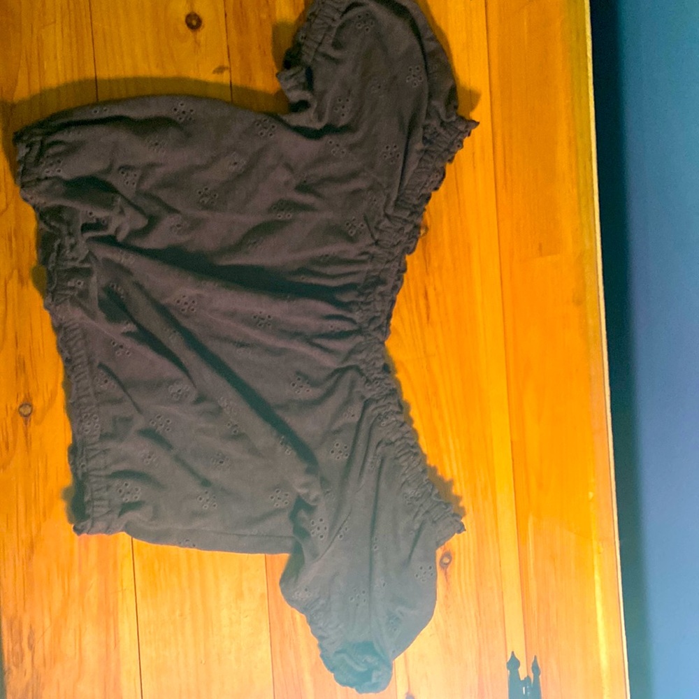 Adorable AE crop top, no longer fits so it's gotta go! Great quality fabric!